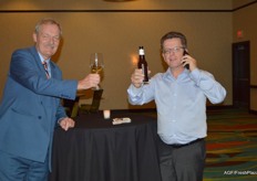 Proost! Met Jean Rummenie, landbouwraad van Mexico en Cuba, en Oscar Woltman van Levarht.