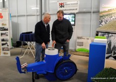 Nanne Kooiman geeft uitleg over zijn machines