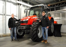 Peter van Heijst en Johan van der Kooij van firma Dick Klok met de nagelnieuwe trekker