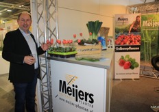 René Meijers laat ook graag nog zien hoe groot de aardbeien worden van de planten die hij levert.