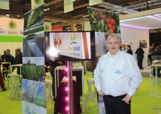 Filip Dumon van Hortiplan, toeleverancier voor de tuinbouw. Onder de TV is de LED-verlichting van Philips te zien. Sinds vorig jaar is Hortiplan partner van Philips Horticulture LED Solutions