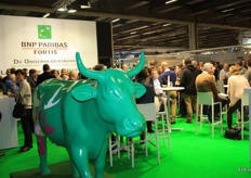 Op de stand van de bank BNP Paribas Fortis was het de hele tijd een drukte van belang en vloeide de drank rijkelijk.