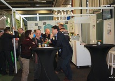 Gesprekken in de stand van Boerenbond, de beroepsorganisatie voor land- en tuinbouw. Rechts Maarten Stuer.