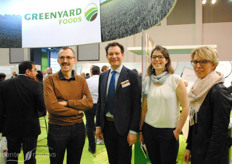 Bij Tomato Masters staat een deel van het areaal op de growbags van Peltracom. Op de foto teler Dirk Vlaemynck, Stefaan Vandaele, Nele Ameloot en Els Thoelen