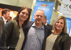 Henk nu ook geflankeerd door schoonheid. Op de foto Nathalie van den Ende, Henk van Tuyl & Mariska Slaman @ KUBO.