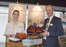 "Rinske van Dekken en Gé van Bentvelsen (ABZ Seeds) presenteren vol trots de Delizzimo aardbei, speciaal ontwikkeld voor de kasteelt in Nederland. "En ze zijn ook erg lekker," aldus Gé."