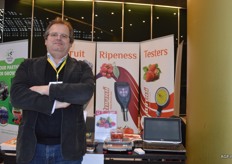 Enrico Turoni van het Italiaanse Turoni poseert graag voor de camera. Het bedrijf levert verschillende soorten meetapparatuur, waaronder testers voor rijpheid van fruit.