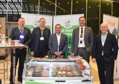 "Special Fruit was met een grote delegatie aanwezig. V.l.n.r. John Verberck, Karel Bolckmans, Ben Maes, Ralph Bogers en Patrick Maes. De Belgische handelaar is exclusief distributeur van de Calinda, een nieuwe Spaanse aardbei. "Het ras is vergelijkbaar met Noor-Europese rassen," aldus Ralph."