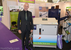 Geerten van Eldik next to the Coco Buffer Dose Unit.