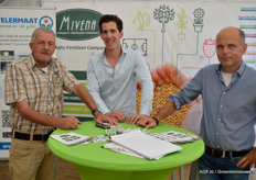 Links Frans Hereijgers van Telermaat samen met Stefan Hoefnagel en Albert Sijtzema van Mivena. Telermaat verkoopt meststoffen voor Mivena.