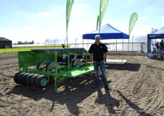 Corn Bastiaansen van Basrijs ziet dat de plantmachine steeds vaker ingezet wordt in het planten van de wachtbedden. Daardoor is een kortere afstand mogelijk en is de kwaliteit beter.