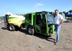 Willem Donkers van Widontec, bij de nieuwe zelfrijder van het bedrijf, in eigen beheer ontwikkeld. Deze gaat goed in de frambozenteelt en zet een flinke stap in comfort en stevigheid.