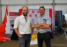 Ton Habraken van Svensson op de foto met Kees van Gils van Royal Brinkman