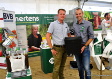 Hans Luijkx van Bato met Jan Jansen van Mertens. En natuurlijk met de nieuwe 25 liter pot