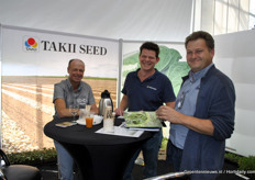 Rogier Laurens van Takii (midden) met links Rudi Vandewiele van TACO (TelersAdviesCooperatie) en rechts Danny Callens van Inagro