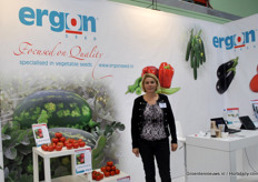 Margreet de Boer van Ergon International toont de tomaten van het bedrijf.