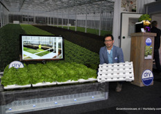 Maurice van der Knaap van Dry Hydroponics met de drijvers van het systeem