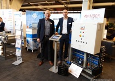 Ton van der Kooij en Ruud Schulte (Van der Ende - Moor Filtertechniek) bij de installatie voor omgekeerde osmose