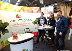 Antoine Matthijsen en Frank van Alphen van van Alphen Aardbeienplanten met in het midden Jan-Pieter Schellekens die een rondje doet over de beurs