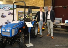 Oude bekenden: Julian Vissers en Peter Kuijlen van ZHE Trading, speciaal naar de Aardbeiendag gekomen met een speciale BCS tractor met een Illmer stellingmaaier