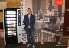 Rico den Hartog van Automatencentrale heeft voor elk gewenst product een automaat op voorraad en verzorgd de installatie van a-z het enige wat de klant hoeft te doen is er een product in de doen en bij te vullen, van koffie tot aardbei