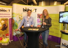 Arno Hellemons en Irene van Schie van Biobest Nederland krijgen de hommels niet aangesleept(aangevlogen)