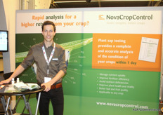 Maikel van de Ven van NovaCropControl, met de plantsapanalyses