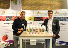 Joost van Santen en Alwin Scholten van Plantosys, met hun plantversterkers