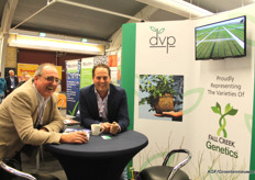 Bij Driesvenplant staan Piet Meerkerk (Specialfruit) en Leon Driessen (Driesvenplant, DVP)