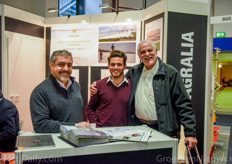 Rafael Sonsino en Nir Szpiniak van Agralia gaan graag op de foto met Chaim Edelman van AGAM.