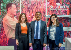 De Britse tomatenteler Andy Roe van Flavourfresh sierde de stand van Botanicoir. Van links naar rechts: Emilie Morilleau, Kalum Balasuriya en Vittoria Memoli.