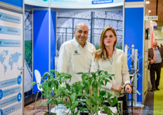 Vahid Bagheri en Puri Sanchez Bermudez van Hydroponic Systems kregen wederom veel aandacht voor hun alternatieve teeltgotensysteem.