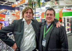 Pieter Boekhout ging op de foto met Chris Veillon van de Canadese tomatenkweker NatureFresh Farms.