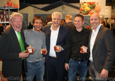 Allemaal aan de Tomato Blend bij Harvest House! Kees Stijger, Philip van Antwerpen, Jelte van Kammen, Richard Hartensveld en Erwin van der Lans