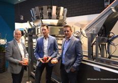 Leo van der Veen (Koppert Machines), Roy van den Heuvel (Argos) en Paul Koppert (Koppert Machines). Koppert Machines heeft de Multipacker opgesteld. Deze is weer verder doorontwikkeld: Makkelijker te bedienen, makkelijker om te stellen en nu met modulaire ontnesters.