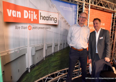 De nieuwe achterwamd toont de luchtbehandelingskasten van Van Dijk Heating. Op de foto Hans Harting en Joek van der Zeeuw.