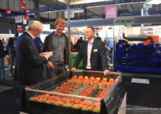 Martijn van Oers praat bij met Harrie Jonke