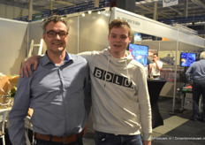 Jos Jooste van Trintech doet met zijn zoon een rondje over de beurs en laat natuurlijk de nieuwe unit zien op zijn eigen stand.