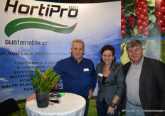 Gerco Overweg en Mieke de Zeeuw van Hortipro.com op de foto met Aldert Barnhoorn van Van Egmond.