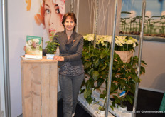 Claudia Külling van Servaplant, in de stand bij Plantenkwekerij P. van Geest. Claudia ontwikkelt oplossingen voor een duurzamere en biologische teelt, waarvan we op de voorgrond een voorbeeld zien: de Artemisia. Het plantje zit vol luis - maar alleen luis die van Atemisia houdt - en trekt predatoren aan. Je hoeft dan geen/minder chemie toe te passen, maar ook minder in biologie te investeren.