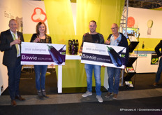 Op de beurs onthulde Enza Zaden een nieuw ras aubergines, dat reeds is opgezet bij Kwekerij Zwinkels: de Bowie. Vlnr Frank v/d Spek van Enza en Angela, Ron en Peter Zwinkels.