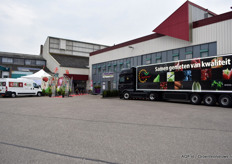 De trucks staan klaar bij de entree van Veiling Zaltbommel