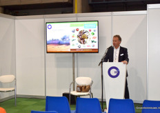 Wim Roosen, Dutch Plantin, geeft uitleg over de Double Layer Grow Bag