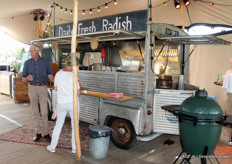 Oude Citroên omgetoverd tot Daily Fresh Radish Foodtruck, inclusief Big Green Egg