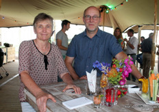 trotse veredelaar André van Andel van Hazera met zijn collega Marion Vissers