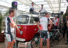 de heren van Team Westland werden in het zonnetje gezet voor hun prestatie. 200 km fietsen en overal geld ophalen voor onderzoek naar kanker.