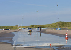 Iedere auto heeft een portofoon waar de 'spelleider' door communiceert.