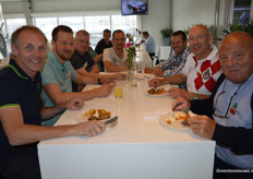 Rock Groenendaal, Leon van Mil, Frank Steuns, Bas Ruigt, Marcel Reedijk, Herman van der Breggen en Stef van Driel. Een tafel vol Plantenkwekerij Vreugenhil (op Frank na ... Grodan)