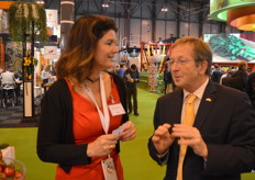 Matthijs van Bonzel, de Nederlandse ambassadeur in Madrid, bezocht de Fruit Attraction. Bij veel Nederlandse deelnemers toonde hij interesse voor hun bedrijf en producten. Axia is veredelaar van tomatenzaden. Melissa Bontekoe in gesprek met de ambassadeur.