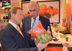 Leonard Kampschoer van Fruitmasters geeft graag uitleg over de Migo. Een smaakvolle peer die je eet met schil en niet druipt.